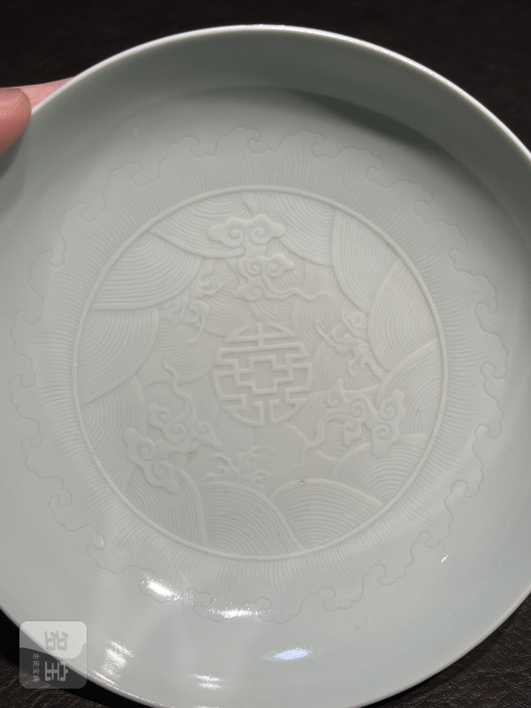清雍正 粉青釉暗刻“福海拱寿”纹盘 - 图9